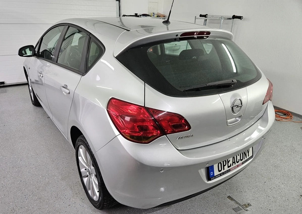 Opel Astra cena 33999 przebieg: 59000, rok produkcji 2010 z Kołobrzeg małe 379